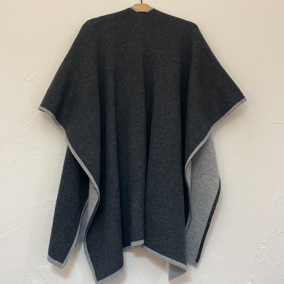 Kerisma Gray Knit open Front Shawl One Size - Picture 12 of 17